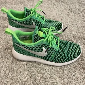 Women’s Nikes size 6